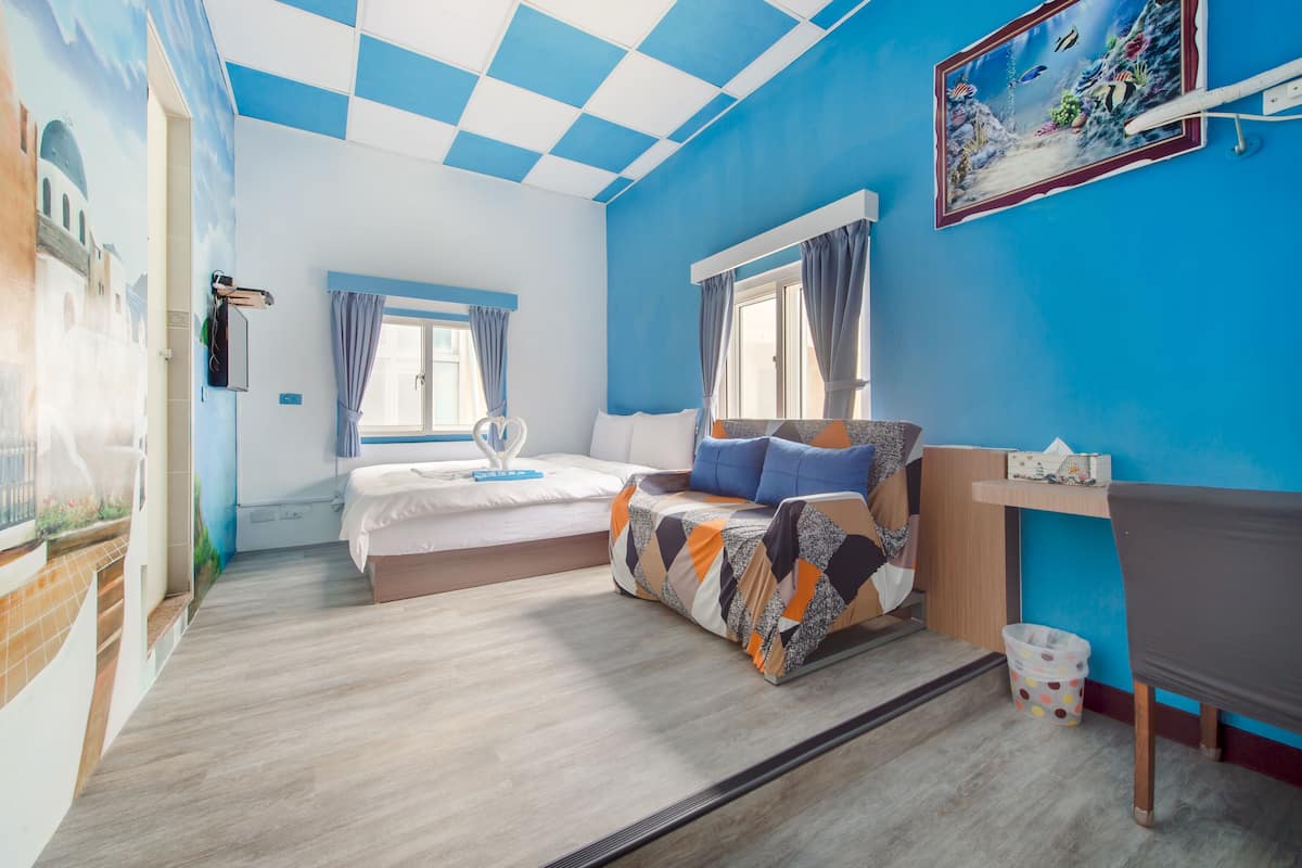 Cortinas blackout, wifi gratis y ropa de cama