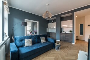 Apartamento básico, 1 quarto | Cozinha privada | Geladeira, chaleira elétrica, talheres/pratos/utensílios de cozinha