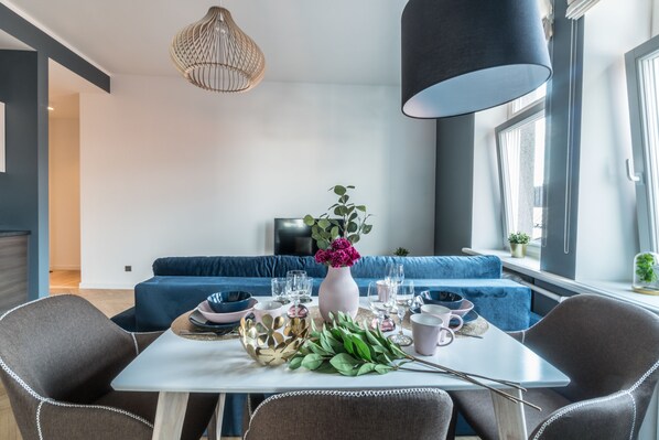 Apartamento básico, 1 quarto | Opções para refeição no quarto