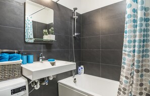 Lägenhet - 3 sovrum | Badrum | Regndusch, gratis toalettartiklar, hårtork och handdukar