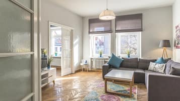 Departamento, 3 habitaciones | Sala de estar | TelevisiĂłn de pantalla plana
