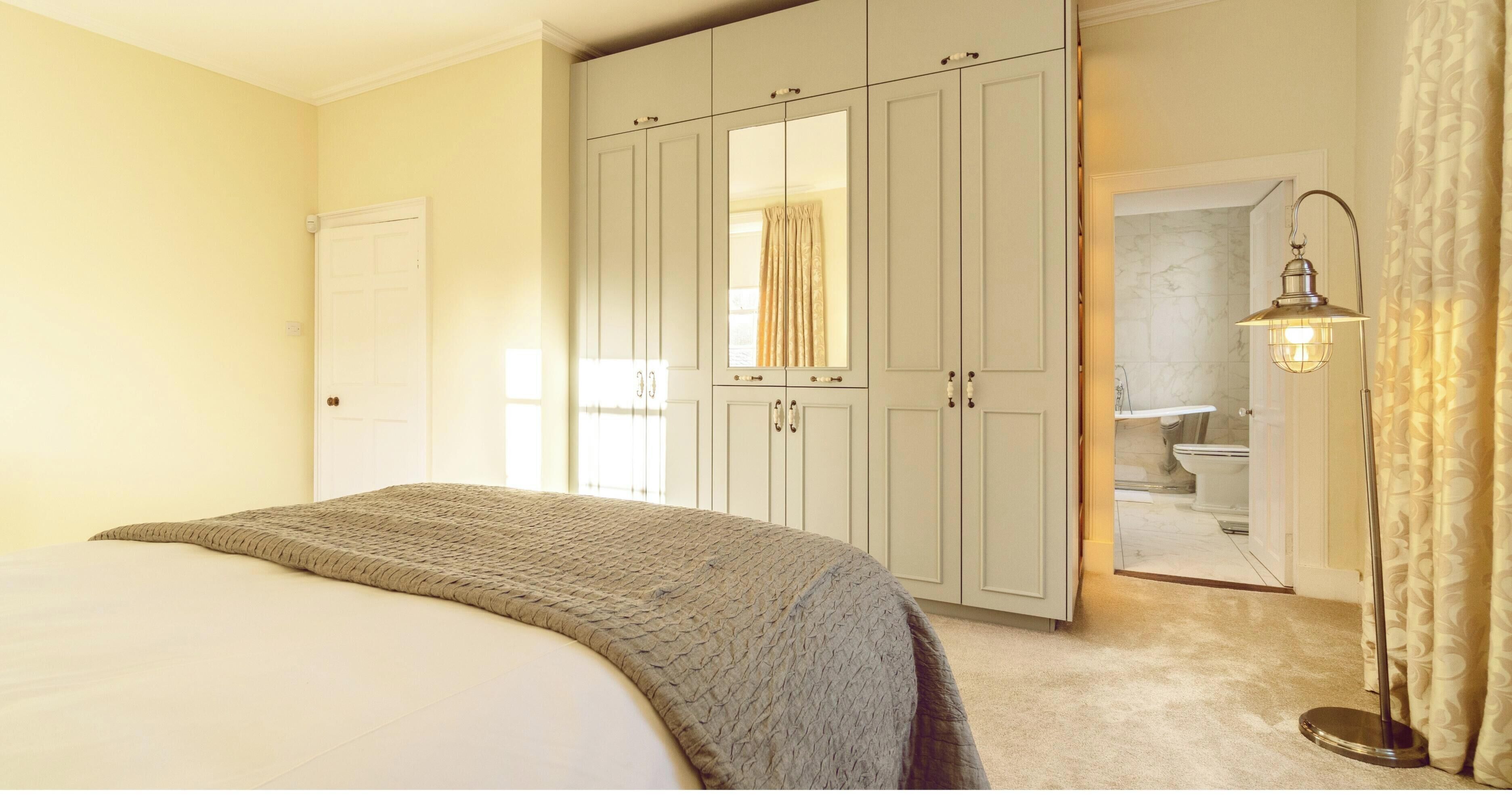 5 bedrooms, desk, iron/ironing board, WiFi