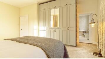5 bedrooms, desk, iron/ironing board, WiFi