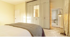 5 Schlafzimmer, Schreibtisch, Bügeleisen/Bügelbrett, WLAN