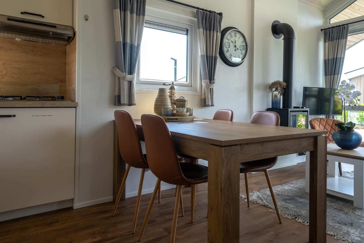 Tiny House 4 | Área de sala de estar | Televisión de 32 pulgadas con canales por cable