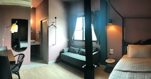 Suite « Premier », 1 trÚs grand lit | Vue sur la rue
