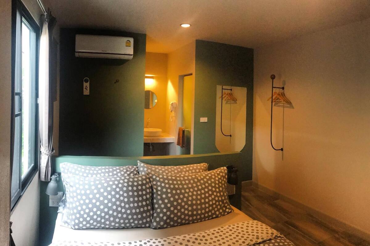 Habitación de diseño doble | Ropa de cama de alta calidad, escritorio, wifi gratis
