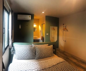 Kamar Double Desain | Seprai premium, meja kerja, dan Wi-Fi gratis