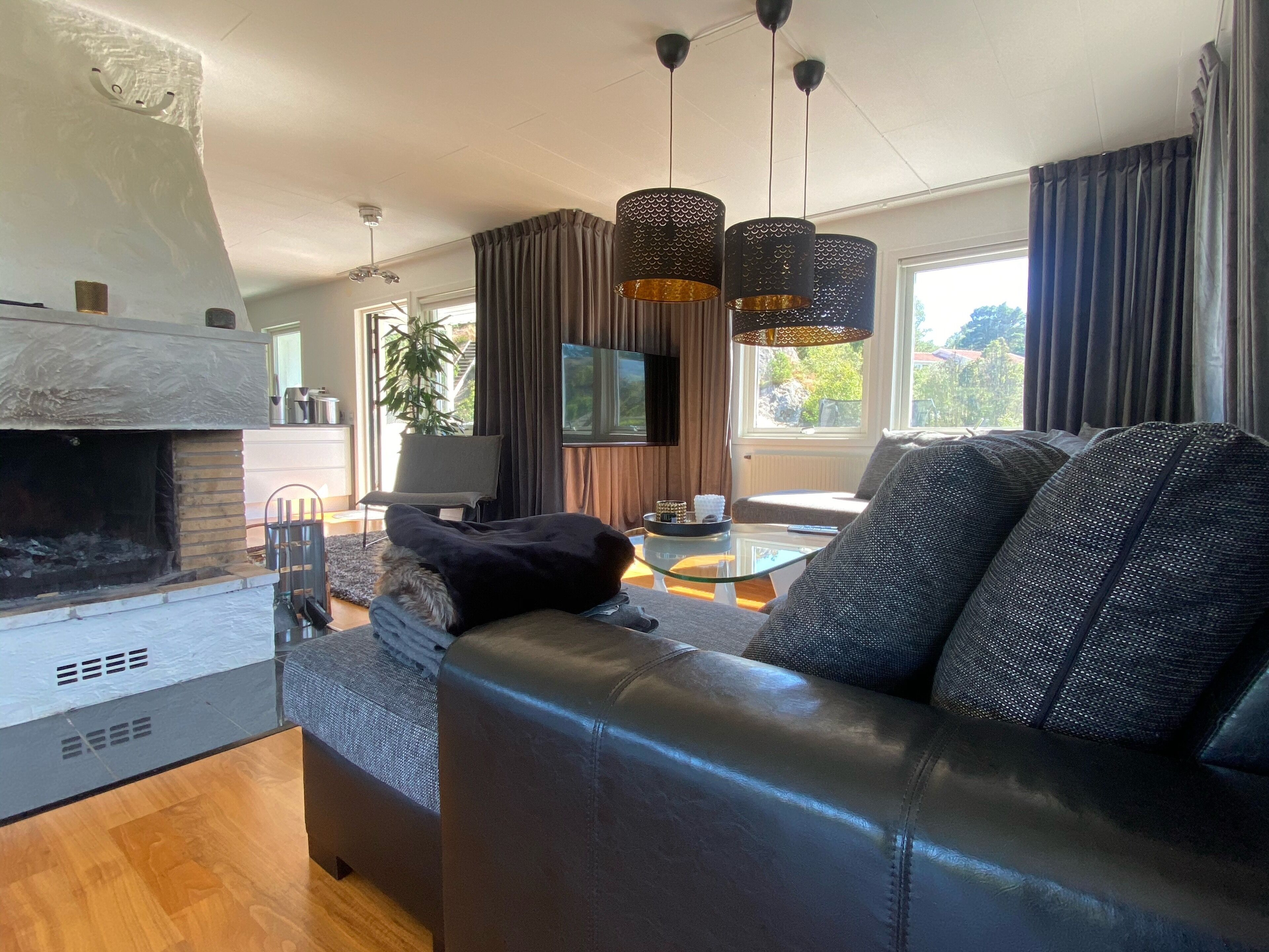 Fernseher, Kamin, DVD-Player