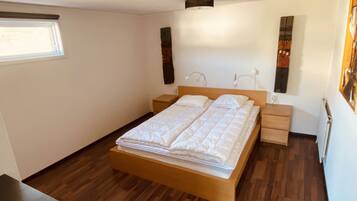 5 bedrooms, iron/ironing board, Internet, bed sheets