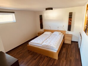 5 bedrooms, iron/ironing board, internet, bed sheets