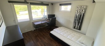 Villa med vakker utsikt over fjorden og spennende fjell i bakgrunnen