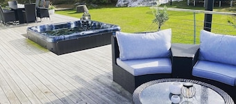 Villa avec de belles vues sur la baie et les montagnes en arriĂšre-plan passionnants