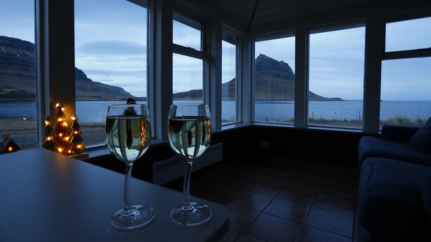 Comfort House, 4 Bedrooms, Mountain View, Oceanfront | Living area - Hellnafell (Grundarfjörður)