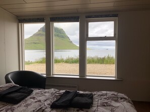 Comfort House, 4 Bedrooms, Mountain View, Oceanfront | View from room