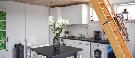 Réfrigérateur, un four, surface de cuisson, lave-vaisselle