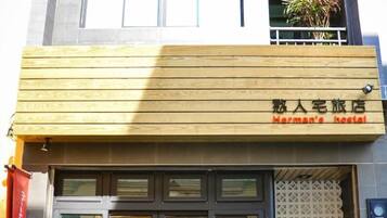Un hotel con fachada de madera y un letrero que dice 'Herman's Hotel'.