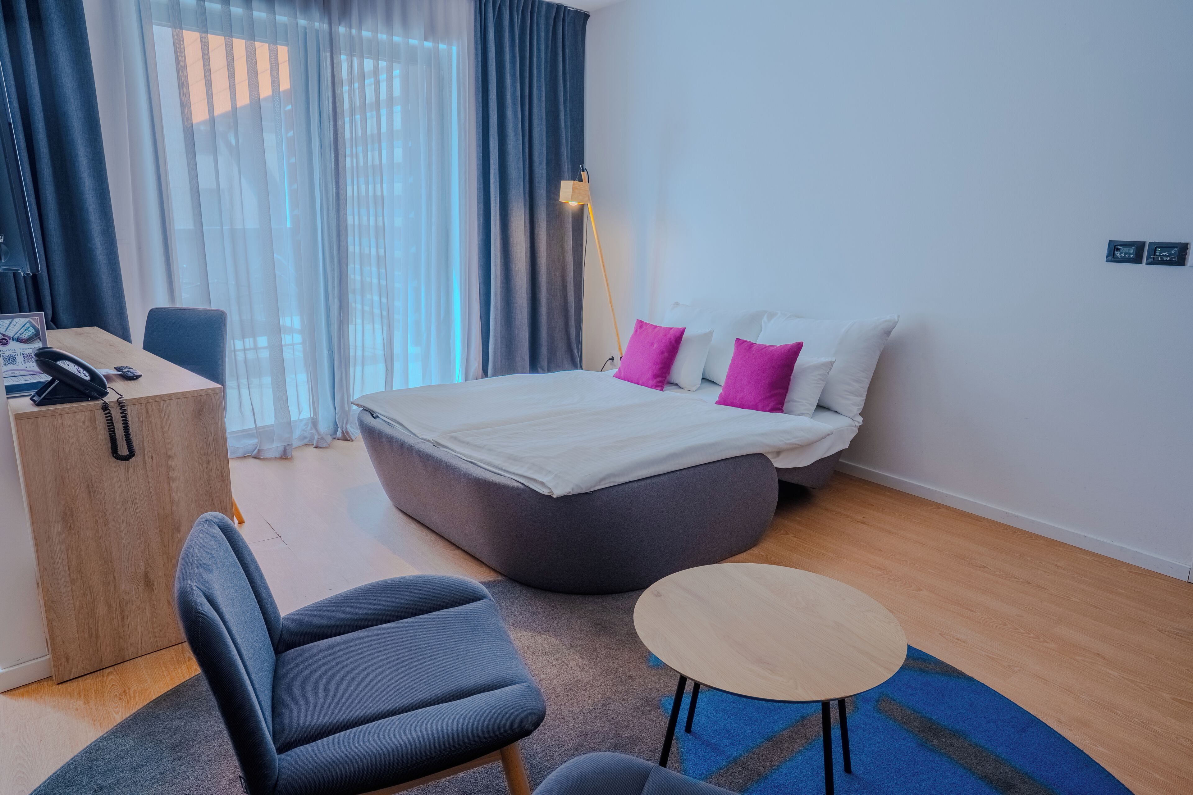 Suite junior, terraza | Minibar, caja fuerte, escritorio y sistema de insonorización