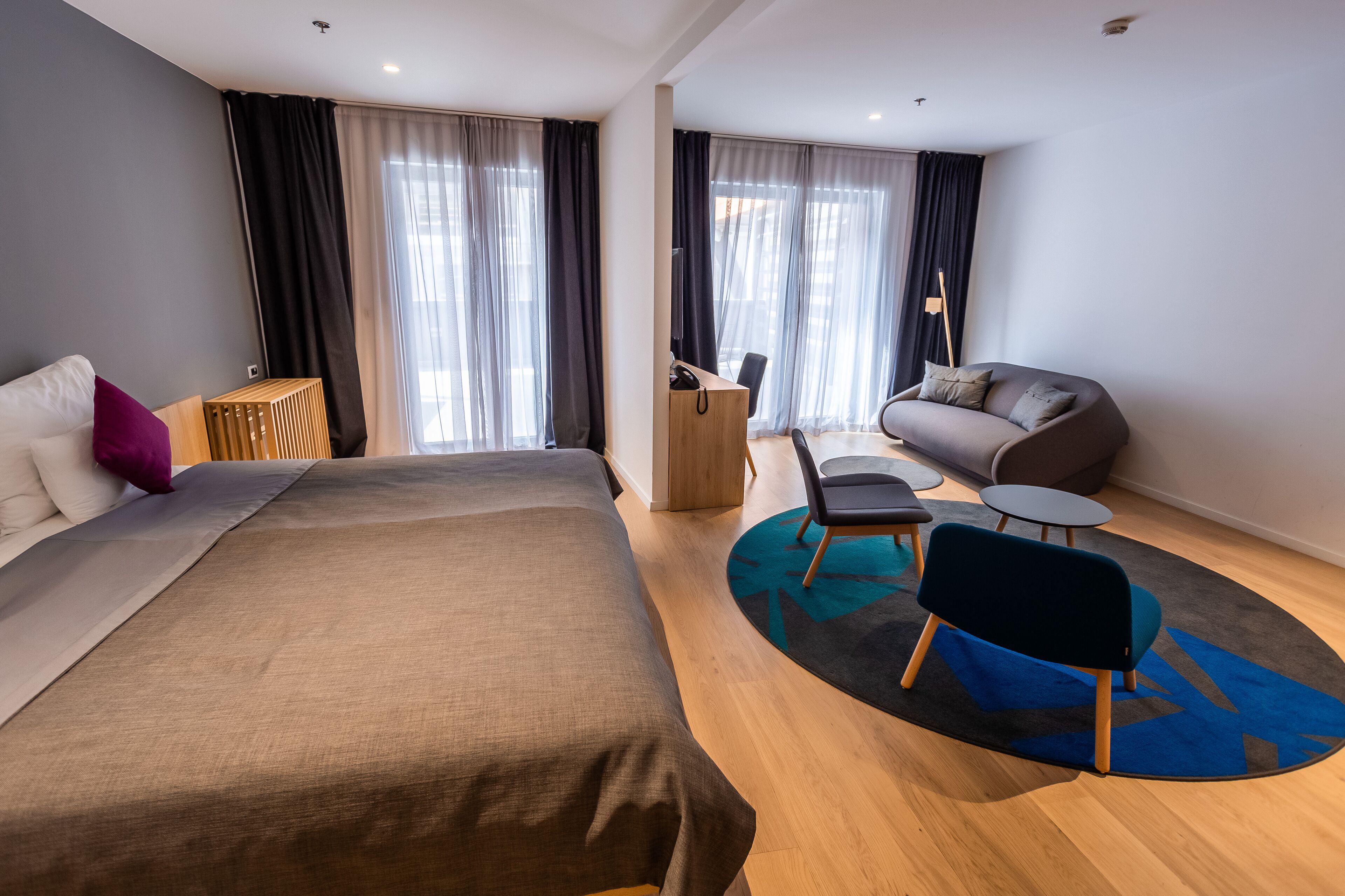 junior suite, terrace | minibar, in-room safe, desk, soundproofing