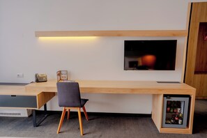 Minibar, caja de seguridad en la habitación y escritorio 