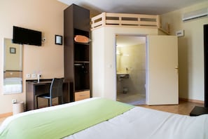 Chambre Standard double ou avec lits jumeaux | DĂ©cor unique, ameublement unique, bureau, rideaux dâobscurcissement