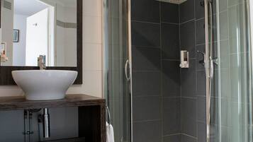 Standard Apartment | Bathroom | Shower, rainfall showerhead, free toiletries, hair dryer