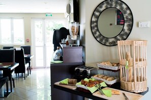 بوفيه فطور يوميًا بتكلفة قدرها (13.50 EUR للشخص)