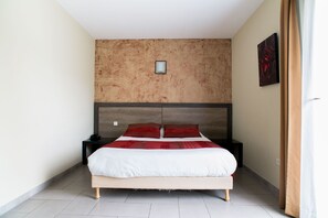 بديكورات فريدة لكل غرفة وطراز فريد لكل وحدة ومكتب وستائر تعتيم