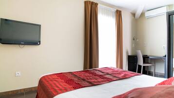 Standard Duplex (Pavillon) | Individually decorated, individually furnished, desk, blackout drapes