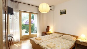 Apartment (Ground floor) | WiFi (free), bed sheets - Portoroz Bay View Apartments AC (Piran)