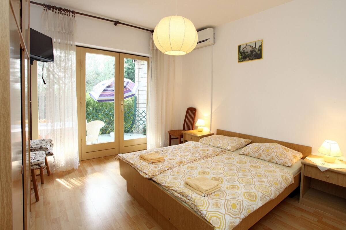 Apartment (Ground floor) | Free WiFi, bed sheets