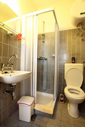 Apartment (Ground floor) | Bathroom | Shower, free toiletries, hair dryer, towels - Portoroz Bay View Apartments AC (Piran)