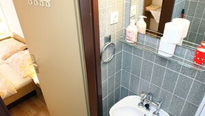 Apartment (Ground floor) | Bathroom | Shower, free toiletries, hair dryer, towels - Portoroz Bay View Apartments AC (Piran)