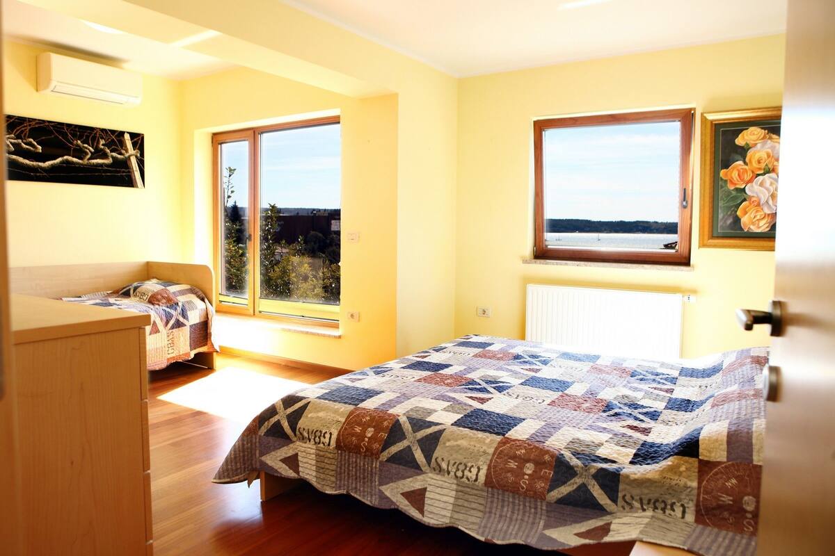 Departamento, vista al mar | Tabla de planchar con plancha, wifi gratis y ropa de cama