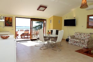 Apartment, Meerblick | Wohnbereich | Flachbildfernseher