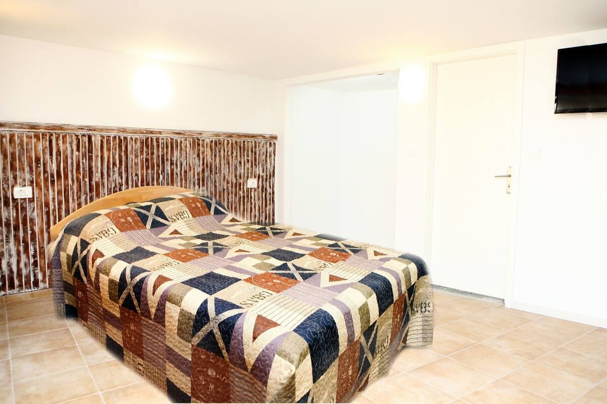 Departamento | Tabla de planchar con plancha, wifi gratis y ropa de cama