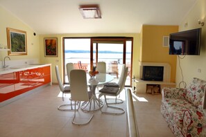 Apartment, Meerblick | Wohnbereich | Flachbildfernseher
