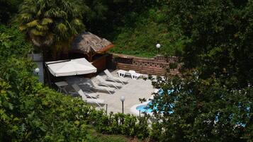Piscine extérieure (ouverte en saison), parasols de plage