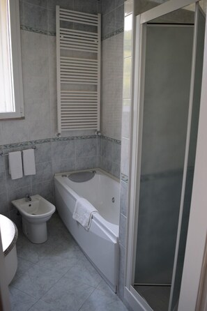 Séchoir à cheveux, pantoufles, bidet, serviettes fournies