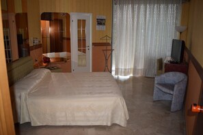 Chambre triple | Literie de qualité, minibar, coffre-fort, bureau