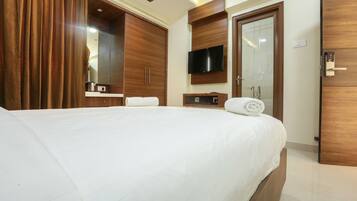Deluxe Double Room, 1 Single Bed | Living room | Flat-screen TV, fireplace