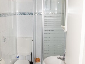 Standard Apartment, Private Bathroom (OM32EGL) | Bathroom