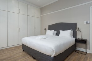 Comfort-Apartment, 2 Schlafzimmer, Terrasse | 2 Schlafzimmer, hochwertige Bettwaren, Zimmersafe, Schreibtisch