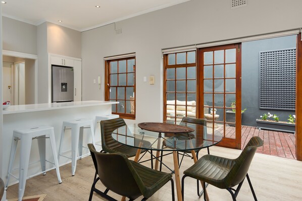 Comfort-Apartment, 2 Schlafzimmer, Terrasse | Essbereich im Zimmer