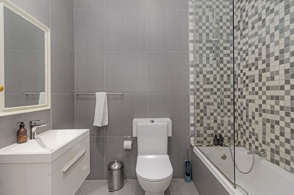 Kostenlose Toilettenartikel, Haartrockner, Handtücher