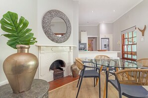 In-room dining - Vesperdene Mews 2 (Cape Town)