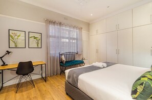 2 Schlafzimmer, hochwertige Bettwaren, Zimmersafe, Schreibtisch