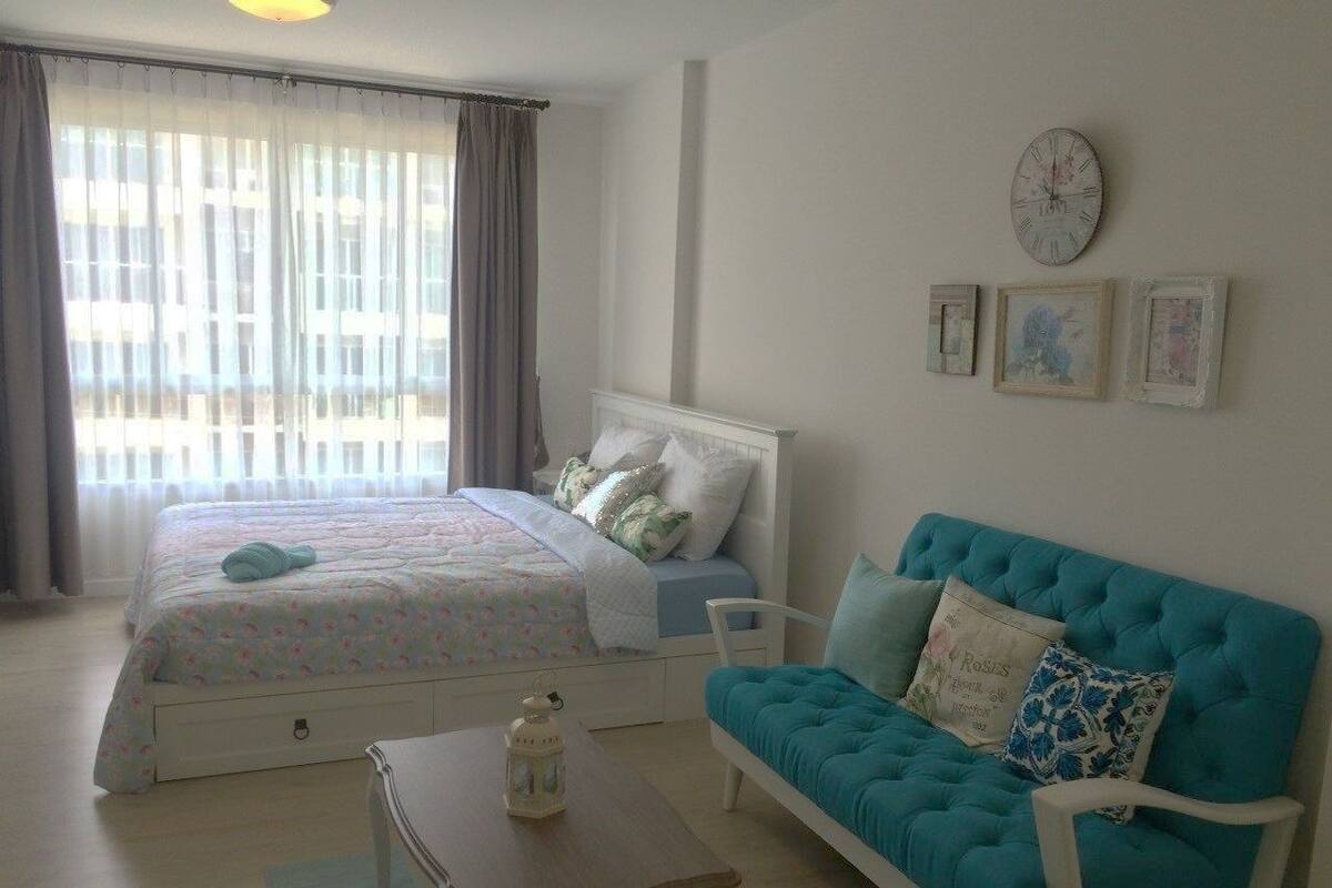 Deluxe Double Room | Living area | Flat-screen TV