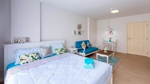 Deluxe Double Room | Bàn, màn/rèm cản sáng, truy cập Internet không dây miễn phí 