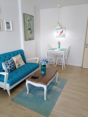 Deluxe Double Room | Living area